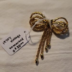 Elegant Gold-Tone Vintage Bow Brooch